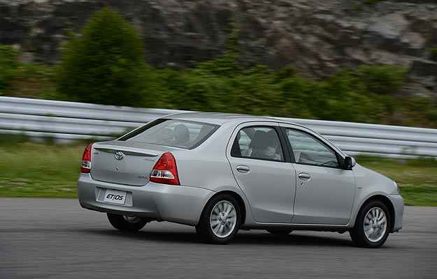 Lanterna do Etios sedã é muito parecida com a do Logan (Toyota Divulgação)