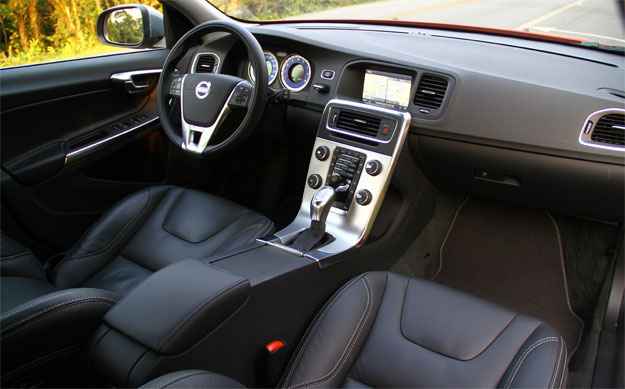 Interior sofisticado com forração em couro e apliques de alumínio (Mario Villaescusa/Volvo/Divulgação) Interior sofisticado com forração em couro e apliques de alumínio (Mario Villaescusa/Volvo/Divulgação)