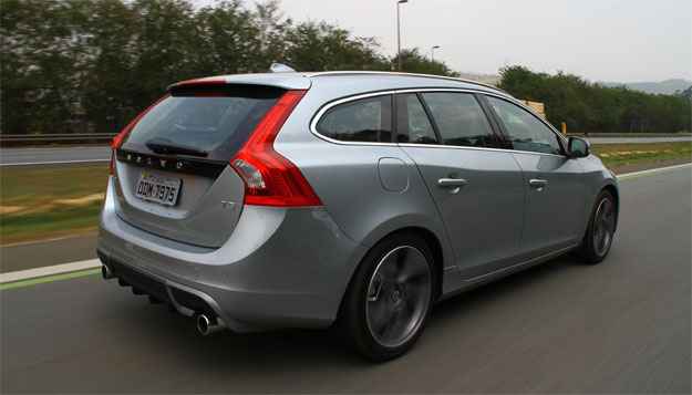 Lanterna traseira mantém o tradicional estilo de outros modelos da marca e linha de cintura ascendente (Mario Villaescusa/Volvo/Divulgação) Lanterna traseira mantém o tradicional estilo de outros modelos da marca e linha de cintura ascendente (Mario Villaescusa/Volvo/Divulgação)