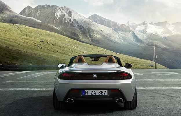 Lanternas traseiras unidas como as de uma Ferrari e saídas de escape estilizados (BMW/Divulgação)