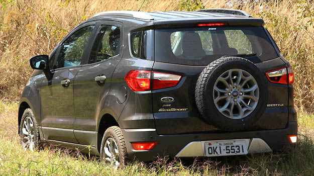 Tampa traseira pesada é aberta facilmente por meio de comando 