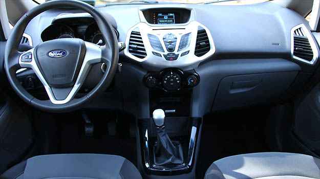 Painel moderno no estilo atual da Ford, mas acabamento interno não evoluiu tanto