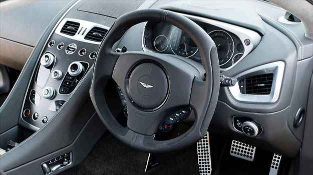 Vanquish - O substituto do DBS herda muita tecnologia dos modelos One-77 e do Zagato, incluindo o renovado motor V12 6.0, que gera 573cv