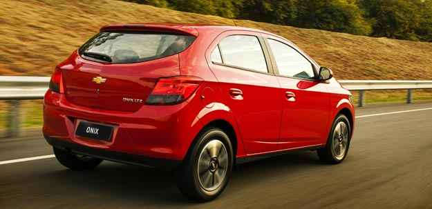 Impossível não associar a traseira do Onix à do Gol G5 e o painel tem linhas limpas e acabamento apenas correto para o segmento  (Chevrolet / Divulgacao)