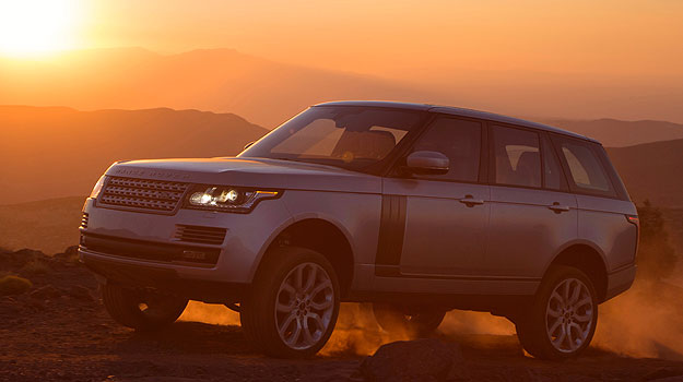 As linhas horizontais do painel formam um interessante contraste com o amplo console central (Land Rover/Divulgação)
