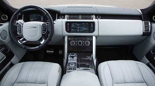 As linhas horizontais do painel formam um interessante contraste com o amplo console central (Land Rover/Divulgação)