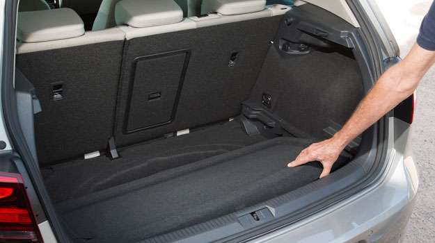 A engenharia repensou até o porta-malas da nova geração do carro. Quando se retira a tampa (bagagito) dos hatches, um dos problemas é onde colocá-la . No Golf não é mais: ela foi projetada de forma a ser perfeitamente encaixada , com suporte e tudo, sobre o pneu sobressalente. (Volkswagen / Divulgação) A engenharia repensou até o porta-malas da nova geração do carro. Quando se retira a tampa (bagagito) dos hatches, um dos problemas é onde colocá-la . No Golf não é mais: ela foi projetada de forma a ser perfeitamente encaixada , com suporte e tudo, sobre o pneu sobressalente. (Volkswagen / Divulgação)