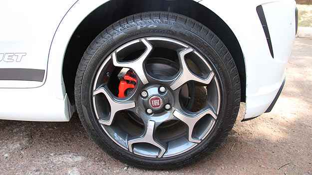 Fiat Punto T-Jet: Pinça vermelha e pneu de perfil baixo (Marlos Ney Vidal/EM/D.A Press) Fiat Punto T-Jet: Pinça vermelha e pneu de perfil baixo (Marlos Ney Vidal/EM/D.A Press)