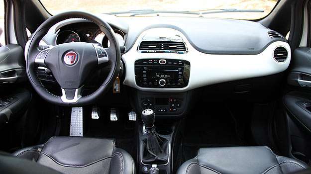 Fiat Punto T-Jet: Painel bicolor é todo novo e uma das principais alterações de estilo do Punto (Marlos Ney Vidal/EM/D.A Press) Fiat Punto T-Jet: Painel bicolor é todo novo e uma das principais alterações de estilo do Punto (Marlos Ney Vidal/EM/D.A Press)