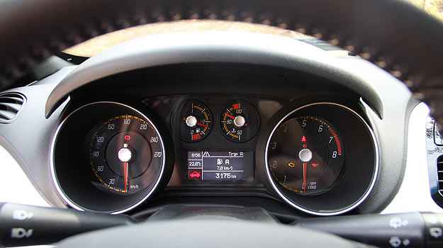 Fiat Punto T-Jet: Quadro de instrumentos tem fundo preto (Marlos Ney Vidal/EM/D.A Press) Fiat Punto T-Jet: Quadro de instrumentos tem fundo preto (Marlos Ney Vidal/EM/D.A Press)