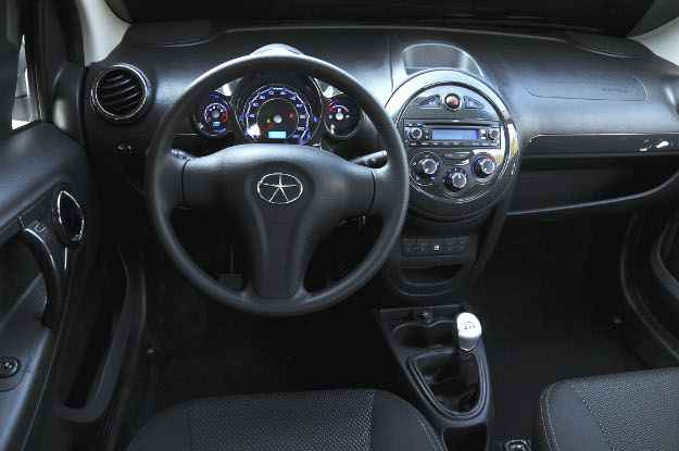 Acabamento no interior usa muito plástico e conta com parafusos expostos (JAC Motors/Divulgação)