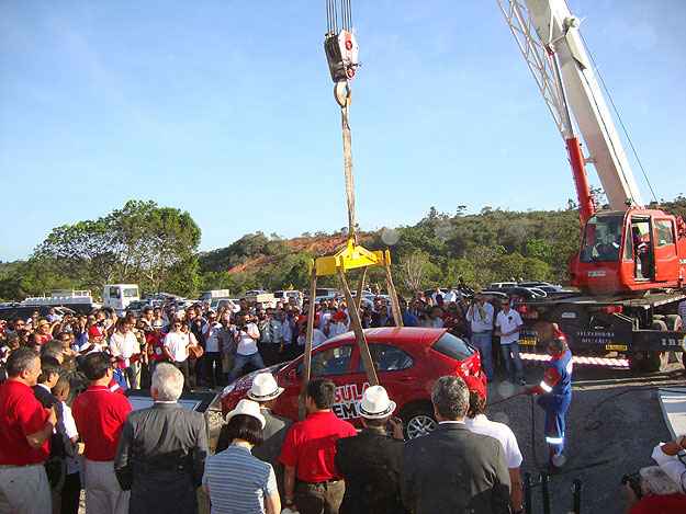 Durante a inauguração, um JAC J3 foi enterrado numa cápsula do tempo. O modelo só será tirado dali em 2032 (Paula Carolina/EM/D.A Press)