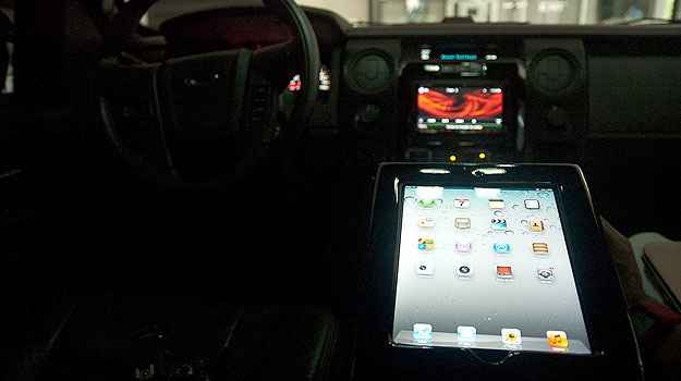 iPad instalado no console da Raptor: sistema de som contectado com a internet (Thiago Ventura/EM/D.A Press)