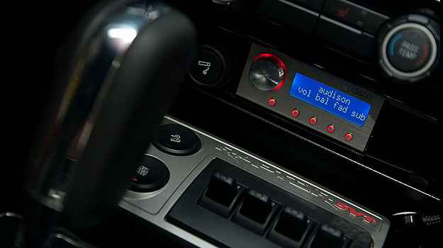 Ajuste do volume Audison; embaixo controles de tração da Raptor (Thiago Ventura/EM/D.A Press)