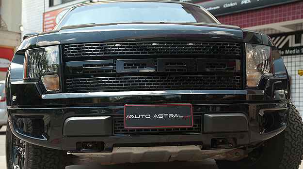 Cromado é substituído por pintura negra na grade do veículo (Thiago Ventura/EM/D.A Press)