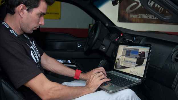 Eduardo Schieber, diretor da Auto Astral, equaliza sistema de som via laptop (Thiago Ventura/EM/D.A Press)