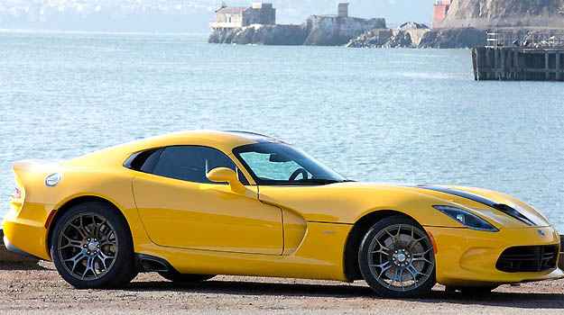 O superesportivo manteve as suas formas originais mas, para reduzir o peso, o longo capô, que encobre o possante motor V10, passou a ser produzido em fibra de carbono