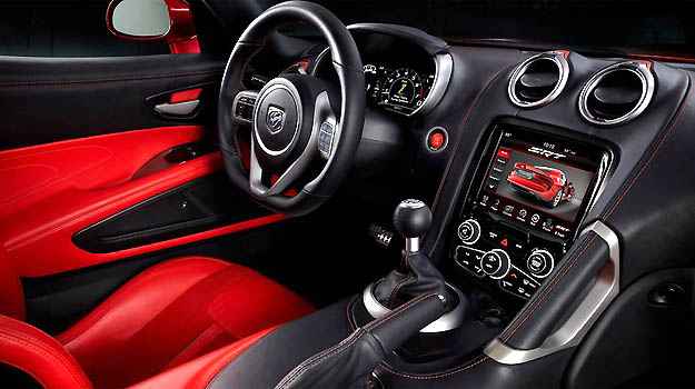 Como convém a um bólido de 648cv, o contagiros fica em destaque