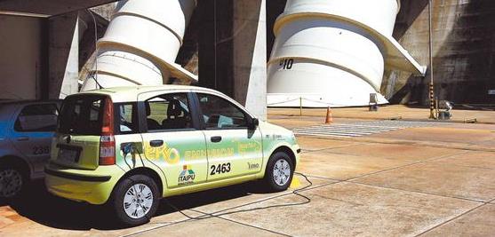 Em Itaipu, veículos elétricos circulam desde 2006: tecnologia de ponta desenvolvida por pesquisadores brasileiros (Auremar de Castro) Em Itaipu, veículos elétricos circulam desde 2006: tecnologia de ponta desenvolvida por pesquisadores brasileiros (Auremar de Castro)