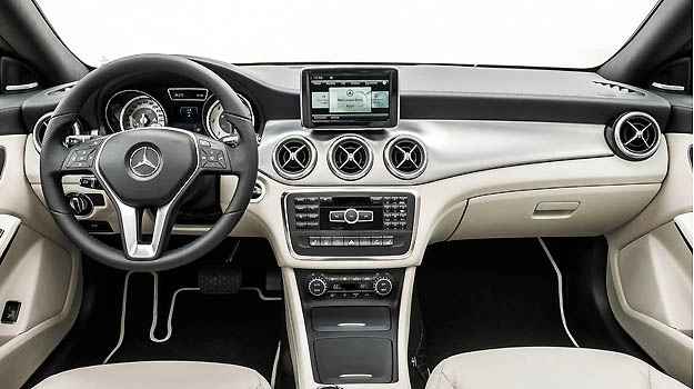 Interior sofisticado com volante estilizado e uso de materiais nobres