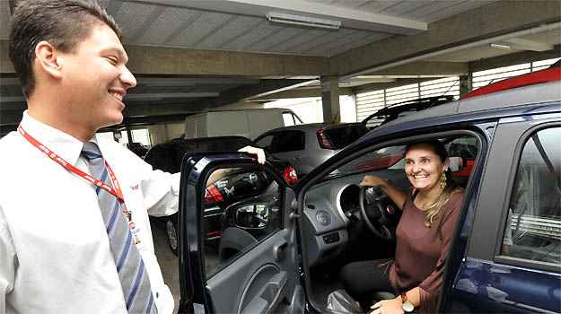 Renata quer levar um Fiat Uno Way 2013 à vista, mas pede desconto (Maria Tereza Correia/EM/D.A PRESS) Renata quer levar um Fiat Uno Way 2013 à vista, mas pede desconto (Maria Tereza Correia/EM/D.A PRESS)