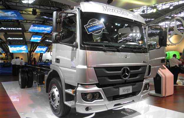 Quase 33 mil veículos pesados Mercedes, como o caminhão Atego, podem soltar a roda (Julio Cabral/EM/D.A. Press ) Quase 33 mil veículos pesados Mercedes, como o caminhão Atego, podem soltar a roda (Julio Cabral/EM/D.A. Press )