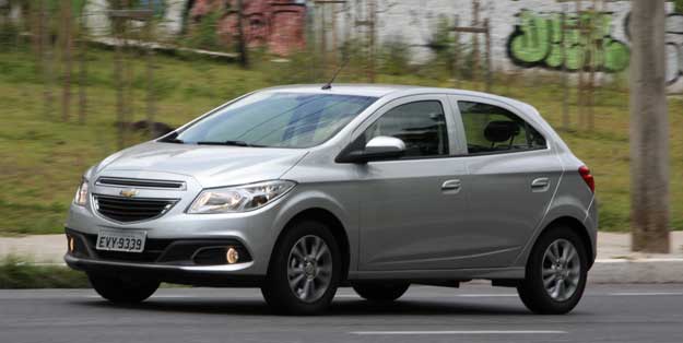 No caso do Chevrolet Onix, foi constatada aresta cortante na roda que pode causar cortes internos no pneu, prejudicando a dirigibilidade e podendo causar acidente (Marlos Ney Vidal/EM/D.A Press) No caso do Chevrolet Onix, foi constatada aresta cortante na roda que pode causar cortes internos no pneu, prejudicando a dirigibilidade e podendo causar acidente (Marlos Ney Vidal/EM/D.A Press)