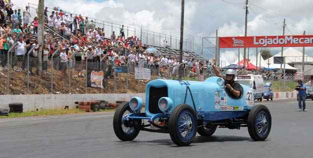 O tricampeão de Fórmula 1 Nelson Piquet foi o esperado vencedor na prova dos velozes, pilotando um biposto Lincoln 1927, com motor V8 envenenado (Larissa Costa/divulgacao ) O tricampeão de Fórmula 1 Nelson Piquet foi o esperado vencedor na prova dos velozes, pilotando um biposto Lincoln 1927, com motor V8 envenenado (Larissa Costa/divulgacao )