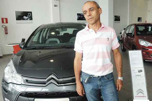 Cristina Horta/EM/D.A Press (Paulo Roberto Rodrigues pesquisa preço do novo Citroën C3, na Cheverny, para a esposa Meireângela) Cristina Horta/EM/D.A Press (Paulo Roberto Rodrigues pesquisa preço do novo Citroën C3, na Cheverny, para a esposa Meireângela)