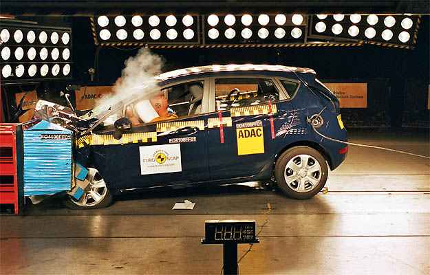 Nos testes de impacto frontal (Nissan Micra, acima), 40% da frente do ve�culo, a 64km/h, impacta em barreira deform�vel, simulando uma batida entre dois carros (Fotos: Euro NCap/Divulga��o)