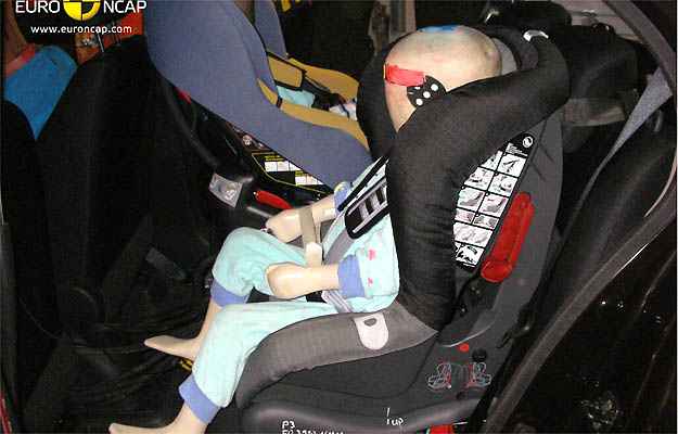 Avalia��o de prote��o infantil simula beb� de 18 meses e crian�a de 3 anos no sistema de reten��o indicado para cada idade