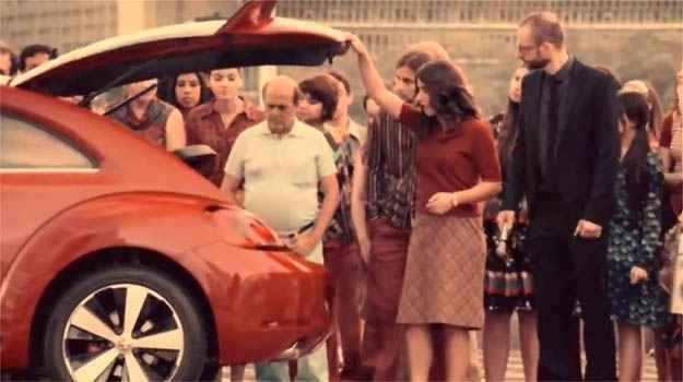 Mo�a se impressiona com a falta do motor na traseira do Fusca 2013 (Reprodu��o da internet)