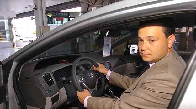 Neander Araújo decide por Civic 2.0 na Auto Japan, levando em consideração design, motor e câmbio (Ramon Lisboa/EM/D.A PRESS) Neander Araújo decide por Civic 2.0 na Auto Japan, levando em consideração design, motor e câmbio (Ramon Lisboa/EM/D.A PRESS)