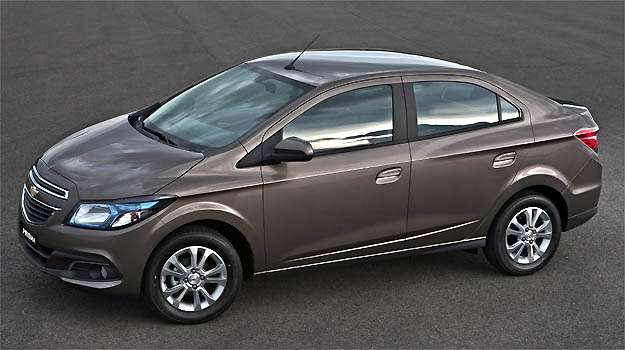 A traseira se harmoniza com o conjunto, a tampa do porta-malas mantém a curvatura do modelo hatch e as lanternas são em formato trapedoizal (Fotos: Chevrolet/Divulgação)