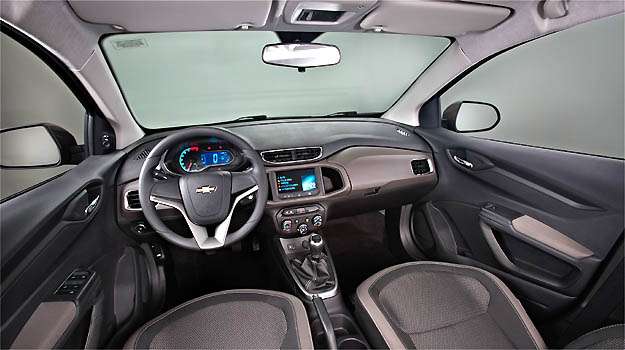 Interior idêntico ao do hatch, com instrumentos analógicos e digitais