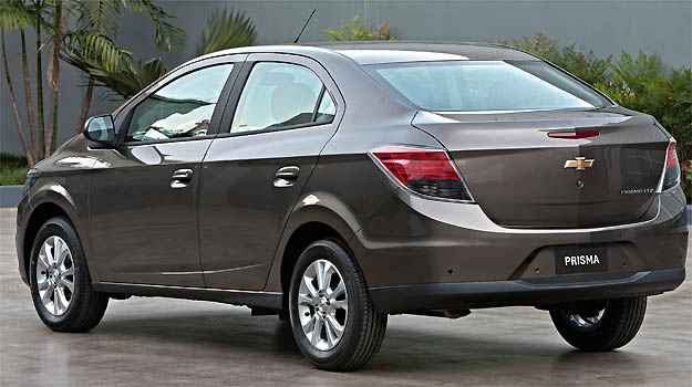 Linha de cintura ascendente e vinco superior acentuado se estende pela lateral 