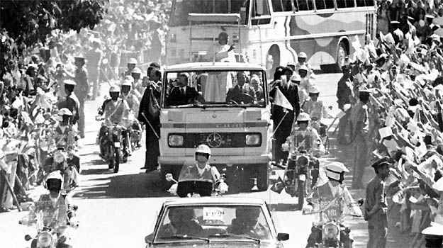 Em Belo Horizonte, Papa João Paulo II usou um singelo Papamóvel baseado no caminhão 608, da Mercedes (Arquivo EM) Em Belo Horizonte, Papa João Paulo II usou um singelo Papamóvel baseado no caminhão 608, da Mercedes (Arquivo EM)