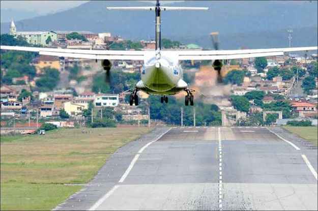 Moradores pr�ximos ao aeroporto da Pampulha t�m problemas com ru�do elevado provocado pelas aeronaves (Jorge Gontijo/EM/D.A Press)