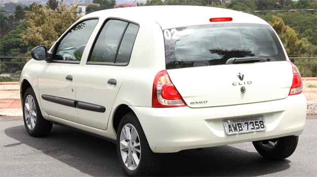 O vidro traseiro estendido até o teto deixou de ser uma característica marcante do Renault Clio (Marlos Ney Vidal/EM/D.A Press) O vidro traseiro estendido até o teto deixou de ser uma característica marcante do Renault Clio (Marlos Ney Vidal/EM/D.A Press)