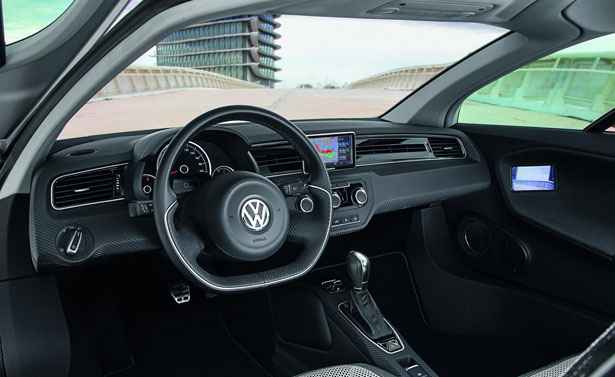 Interior razoavelmente bem acabado e posição de dirigir como a de um esportivo (Volkswagen/Divulgacao ) Interior razoavelmente bem acabado e posição de dirigir como a de um esportivo (Volkswagen/Divulgacao )