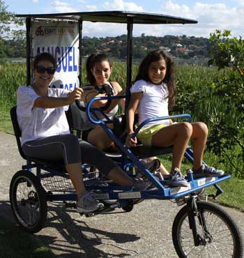 Daniela Aranda, Laura (13) e Beatriz (8) curtiram o passeio no modelo família, que lembra uma charrete (Rodrigo Clemente/EM/D.A Press) Daniela Aranda, Laura (13) e Beatriz (8) curtiram o passeio no modelo família, que lembra uma charrete (Rodrigo Clemente/EM/D.A Press)