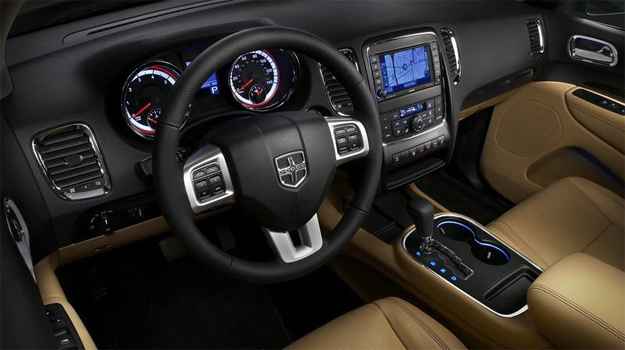 A linha de cintura arqueada remete ao Dodge Charger; enquanto o interior revela bastante conteúdo e um ótimo acabamento (Credito Chrysler/Divulgacao ) A linha de cintura arqueada remete ao Dodge Charger; enquanto o interior revela bastante conteúdo e um ótimo acabamento (Credito Chrysler/Divulgacao )