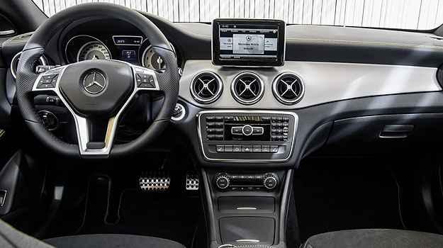 Sistema multim�dia na tela conecta os ocupantes ao mundo virtual (Mercedes Benz/Divulga��o)