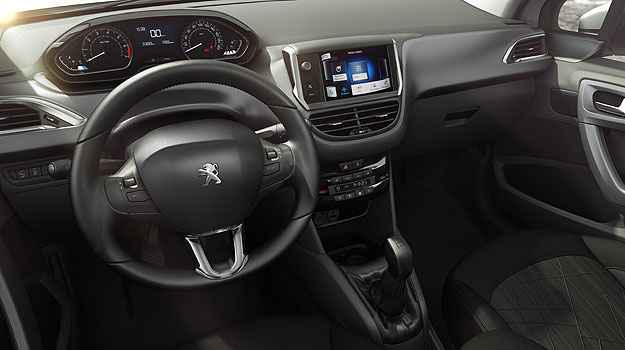 No habit�culo, chama aten��o o volante de di�metro menor (Peugeot/Divulga��o)