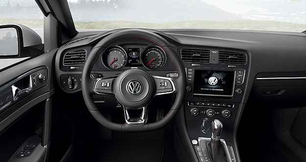 Interior do Golf GTI tem acabamento preto e volante com costuras em vermelho (Volkswagen/Divulgação) Interior do Golf GTI tem acabamento preto e volante com costuras em vermelho (Volkswagen/Divulgação)