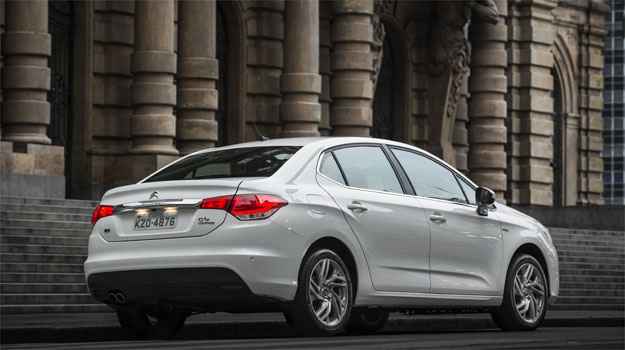A traseira é marcante com lanternas horizontais e o porta-malas tem capacidade para 450 litros (Citroën/Divulgação) A traseira é marcante com lanternas horizontais e o porta-malas tem capacidade para 450 litros (Citroën/Divulgação)