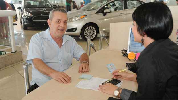 Carlos Rezende foi à Jorlan Pampulha determinado a comprar o Fiesta RoCam (Cristina Horta/EM/DA Press) Carlos Rezende foi à Jorlan Pampulha determinado a comprar o Fiesta RoCam (Cristina Horta/EM/DA Press)