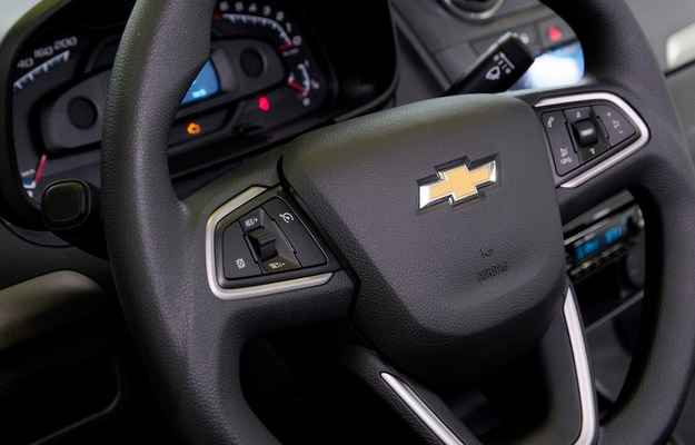 No interior, volante multifuncional é o destaque (Chevrolet/divulgação) No interior, volante multifuncional é o destaque (Chevrolet/divulgação)