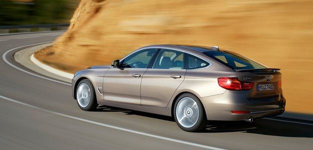 Na traseira, o BMW Série 3 GT possui aerofólio ativo capaz de atingir 110 km/h (BMW/divulgação) Na traseira, o BMW Série 3 GT possui aerofólio ativo capaz de atingir 110 km/h (BMW/divulgação)