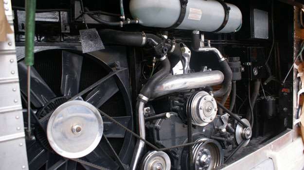 Motor Scania tem seis cilindros em série e 360 cv de potência (Viação Cometa/Divulgação) Motor Scania tem seis cilindros em série e 360 cv de potência (Viação Cometa/Divulgação)